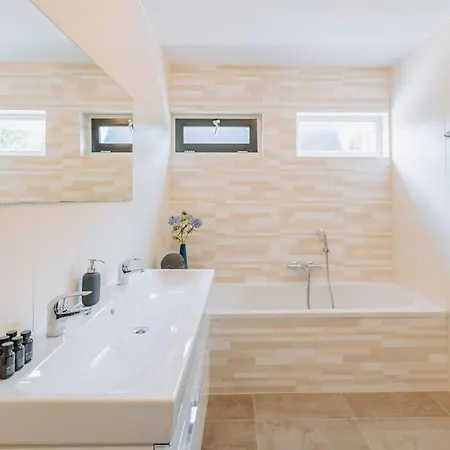 Brand New Luxurious 6 Bedroom In Willa *